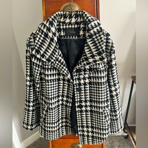 Black and White Houndstooth Size 4 Tahari Coat